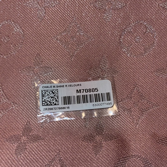 Louis Vuitton Monogram Shine Shawl - Picture 3 of 4